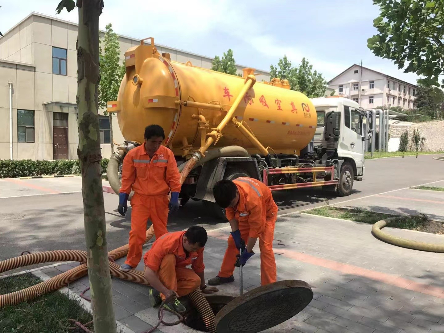 宕昌管道疏通车停在窨井附近