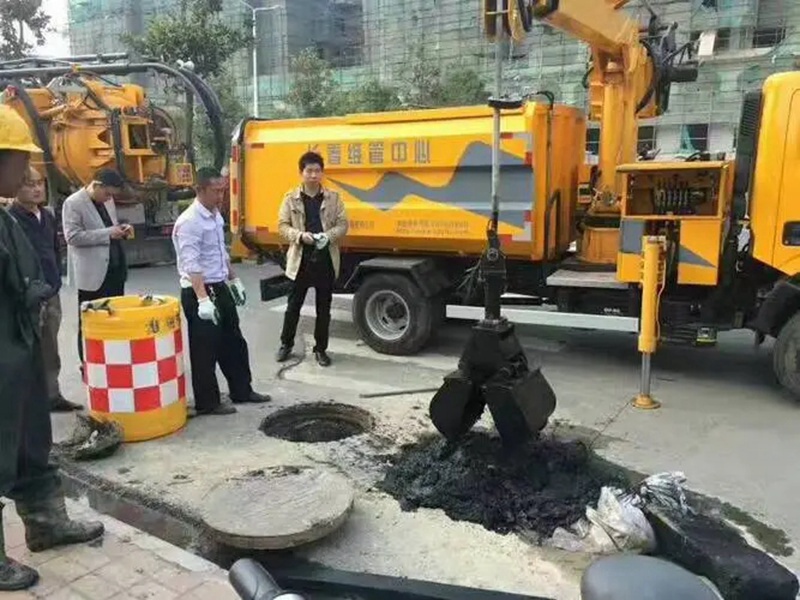 宕昌街道：网格员化身“清道夫”，为民解忧疏通“堵心”化粪池