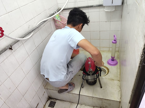 宕昌肥皂掉到马桶里把马桶堵住了怎么办？马桶堵住了怎么办