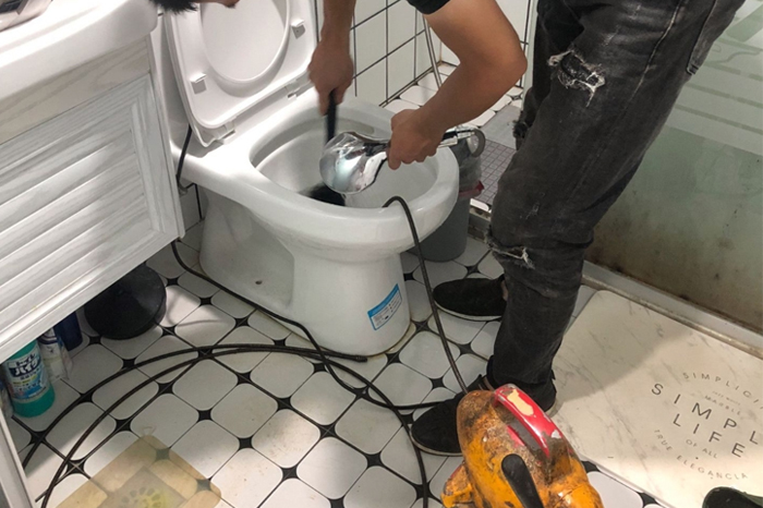宕昌马桶堵塞自己疏通还是找师傅?专业上门服务让你省时更省心